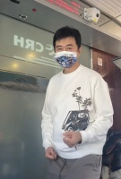 56岁付笛声行为惹争议，站高铁过道打拳放飞自我，被提醒影响通行