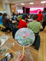 永生花点缀团扇，石景山居民巧手制作手工艺术品