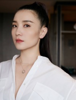 总是不快乐的女生，一定要看宋佳的这几段话，记住要快乐才会发光