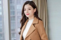 中年女人渴望与你发展亲密关系，往往不会直说，但会发出三个“信号”