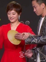 孙俪获奖，何润东作为颁奖嘉宾出场~ 娘娘笑的合不拢嘴……