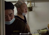 关晓彤在一家早餐店买吃的时，老板盯着她问道：美女，冒昧的问一下，有没有人说你长得像明星？