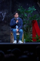 《黑暗荣耀》导演否认校园暴力 称没在当地上过学