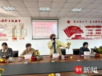 选花、裁剪、搭配……苏州望亭镇人民社区邀请经验丰富的花艺老师进社区，为妇女同胞授课