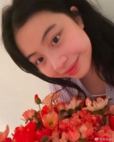 71岁刘銮雄携妻陪长女追星，双眼无神很虚弱，被粉丝尖叫吓一激灵