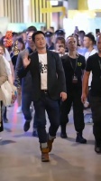 十位男星演员云集出席活动吴京走路带风……