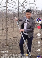 52岁耿为华现身陕西农村，脚踩黄土地干农活，手拿铁锹边铲边高歌