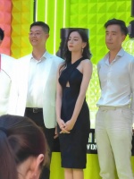 哈哈哈，热巴是什么笨蛋美女啊 自己把自己逗笑了……