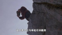 男孩故意将亲妈推下悬崖，所幸被树枝挂住，谁料男孩举起石块瞄准