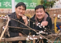 大衣哥大衣嫂下农田干活，儿媳妇陈萌送饭到农地，直言目前很幸福
