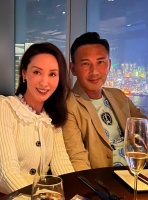 林文龙郭可盈带家人吃饭庆祝结婚19周年 妈妈送有纪念意义的礼物
