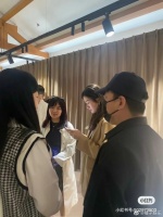 上海偶遇黄渤黄晓明李诞看展，来看看状态