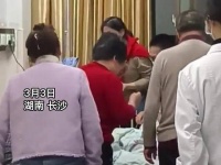 大妈已连续守护了女儿几天几夜，但当那一刻来时……