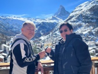 陈百祥夫妇和谭咏麟去外国看雪山度假 两人喝香槟开心庆祝