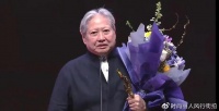 73岁洪金宝带57岁的娇妻走红毯！妻子一身性感真惊艳，不愧是港姐