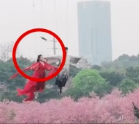 女演员高空表演被无人机砸中面部，主办方回应：游客操纵无人机失误，演员脸部被划伤