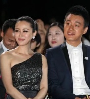 他毕业娶了女老师，是三个孩子的爹，如今乃是人生赢家