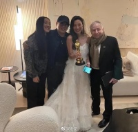 李连杰现身美国，60岁老态明显像老头，大女儿颜值普通不如妈！