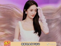 杨幂白色吊带开叉长裙，这女人有种不顾周围人死活的美！