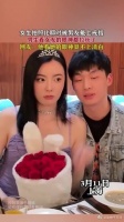 女生拍照比耶时被男友戴上戒指，男生看女友的眼神都拉丝了……