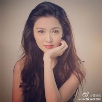 她曾执意嫁给房祖名，得知成龙的一些事后，患抑郁症被迫分手