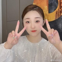 大衣哥前儿媳陈亚男近况！与母亲弟弟蹲在路边闲聊，新店正在装修