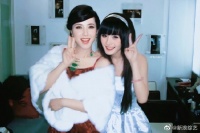 杨幂和曾黎2007年合照，曾黎身穿红色礼服端庄大气……