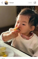 朱珠老公大清早晒女儿的萌照，引起网友热议