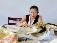 女子花6年时间绣22米《清明上河图》送女儿 网友：爱藏在一针一线里