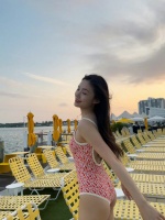 林允的海滩随拍 红色印花露背泳衣身材凹凸有致……