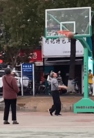球场上益阳奶奶手机“偷拍”老伴打球，你心里的爱情是怎么样的？