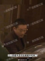 汪小菲又被拍到深夜跟美女聚餐，餐后带两位美女上车去了夜店……