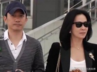 低调现身机场略显低调