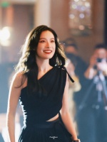 倪妮穿黑裙好美好高级，没有人会不爱她的长相吧