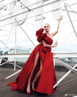 超模卡抽奥斯卡造型写真曝光 身材丰腴美腿吸睛