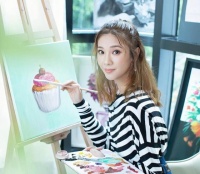 香港知名女星扮妩媚晒事业线，横刀夺爱进豪门，为富商丈夫生两子