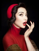 有谁还不知道这张巨经典的红唇红衣照是李冰冰……