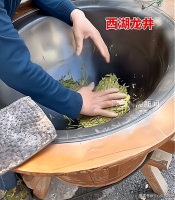 浙江：西湖龙井正炒制，女子上前查看却被轰走，你身上化妆品太香