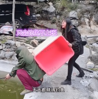 丈夫在鱼塘钓鱼不上班，妻子发现后将她踹下水：别回家去水里住吧