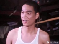 23岁吴孟达没有胡子没有大肚子 只有潇洒的步伐青涩的笑容