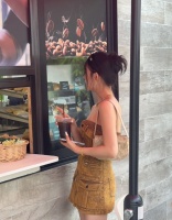 在迈阿密被拍到的林允 抹胸牛仔裙可太美啦……