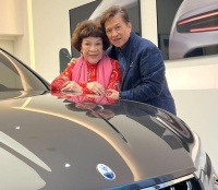 85岁周游结婚44周年，与小11岁老公买豪车庆祝，合照曝光