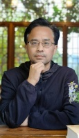 诗人康伟：诗歌周已成为一种动人的城市文化地理景观｜成都国际诗歌周