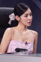 少女时代Tiffany，看性感表演时的反应火了，网友：反应太真实
