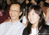 伏明霞不顾家人反对，嫁给大26岁梁锦松，如今成为百亿豪门富太
