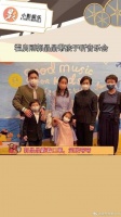 霍启刚郭晶晶带孩子听音乐会，霍启刚夫妇打扮休闲……
