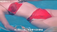 年轻的周海媚在家中洗澡，变态男悄悄闯入