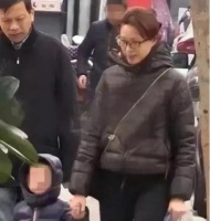 董卿接娃放学被偶遇，纯素颜状态欠佳，憔悴模样不及普通人