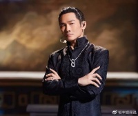 61岁杜德伟酒吧商演被嘲落魄！一首歌要价10万元，美女伴舞嗨翻天