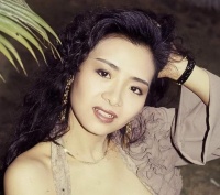 香港知名女星穿吊带晒事业线，身材仍特别火辣，男友因心脏病猝死